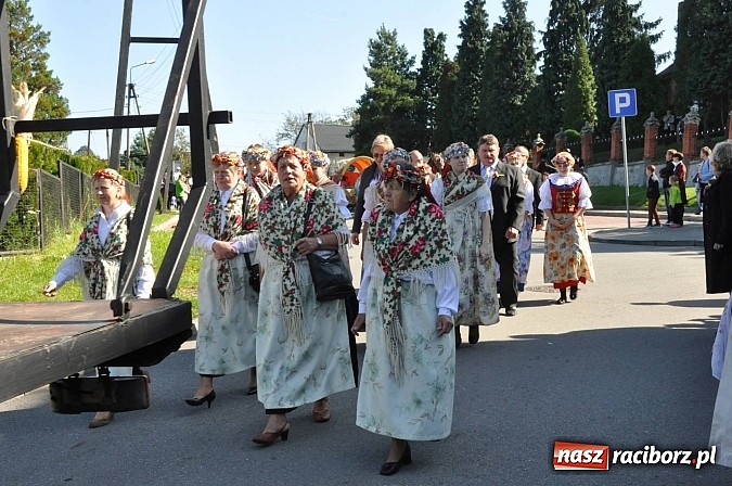 Zdjęcie w galerii na portalu naszraciborz.pl: Brzezie to potęga! Huczne dożynki miejskie 2014. Wspaniały korowód wiadomości z regionu