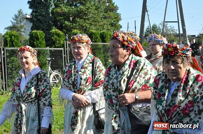 Zdjęcie w galerii na portalu naszraciborz.pl: Brzezie to potęga! Huczne dożynki miejskie 2014. Wspaniały korowód wiadomości z regionu