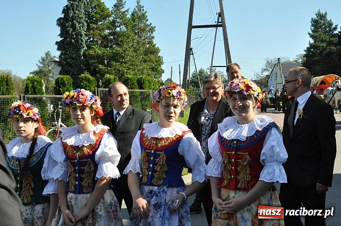 Zdjęcie w galerii na portalu naszraciborz.pl: Brzezie to potęga! Huczne dożynki miejskie 2014. Wspaniały korowód wiadomości z regionu