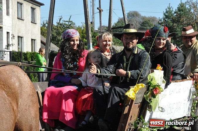 Zdjęcie w galerii na portalu naszraciborz.pl: Brzezie to potęga! Huczne dożynki miejskie 2014. Wspaniały korowód wiadomości z regionu