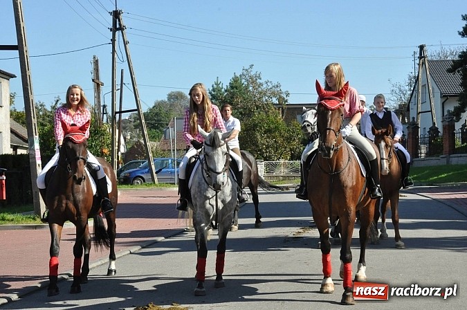 Zdjęcie w galerii na portalu naszraciborz.pl: Brzezie to potęga! Huczne dożynki miejskie 2014. Wspaniały korowód wiadomości z regionu