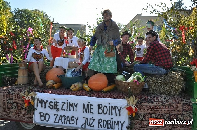 Zdjęcie w galerii na portalu naszraciborz.pl: Brzezie to potęga! Huczne dożynki miejskie 2014. Wspaniały korowód wiadomości z regionu