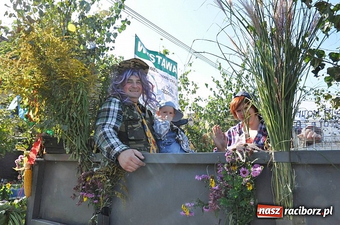 Zdjęcie w galerii na portalu naszraciborz.pl: Brzezie to potęga! Huczne dożynki miejskie 2014. Wspaniały korowód wiadomości z regionu