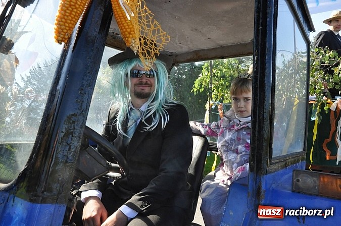 Zdjęcie w galerii na portalu naszraciborz.pl: Brzezie to potęga! Huczne dożynki miejskie 2014. Wspaniały korowód wiadomości z regionu
