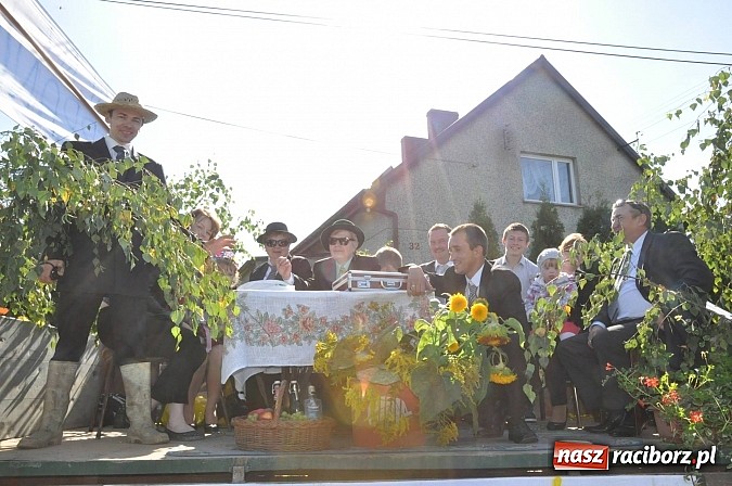 Zdjęcie w galerii na portalu naszraciborz.pl: Brzezie to potęga! Huczne dożynki miejskie 2014. Wspaniały korowód wiadomości z regionu