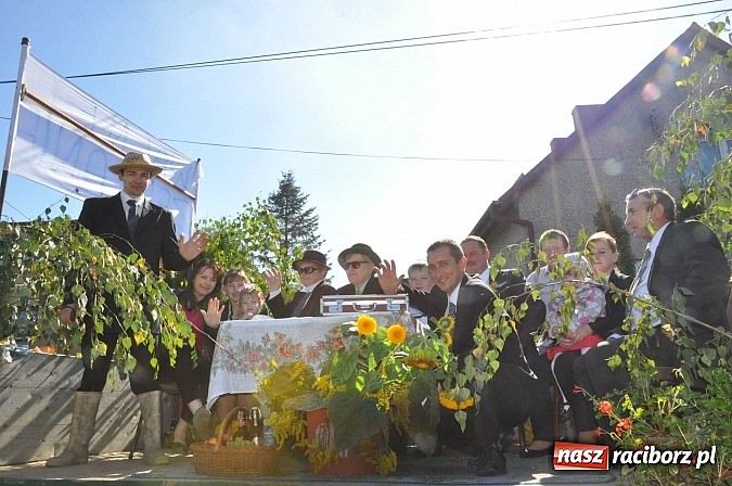 Zdjęcie w galerii na portalu naszraciborz.pl: Brzezie to potęga! Huczne dożynki miejskie 2014. Wspaniały korowód wiadomości z regionu