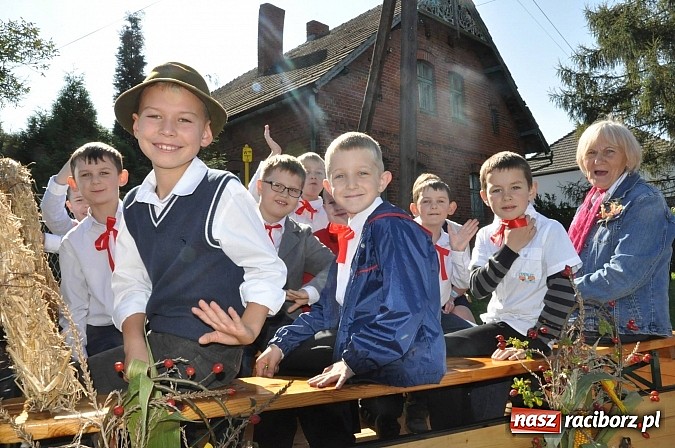 Zdjęcie w galerii na portalu naszraciborz.pl: Brzezie to potęga! Huczne dożynki miejskie 2014. Wspaniały korowód wiadomości z regionu