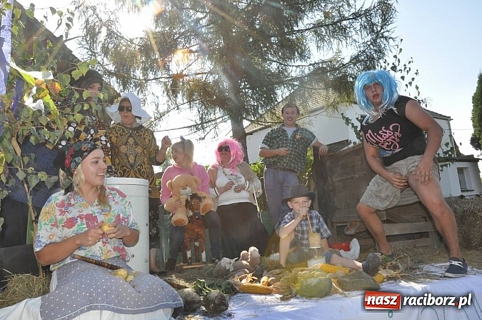 Zdjęcie w galerii na portalu naszraciborz.pl: Brzezie to potęga! Huczne dożynki miejskie 2014. Wspaniały korowód wiadomości z regionu