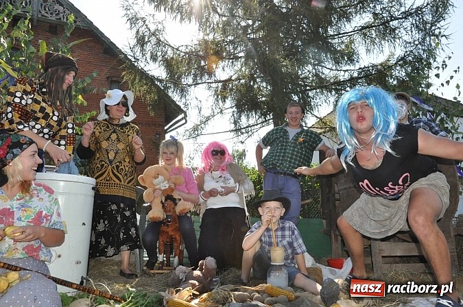 Zdjęcie w galerii na portalu naszraciborz.pl: Brzezie to potęga! Huczne dożynki miejskie 2014. Wspaniały korowód wiadomości z regionu