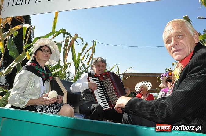 Zdjęcie w galerii na portalu naszraciborz.pl: Brzezie to potęga! Huczne dożynki miejskie 2014. Wspaniały korowód wiadomości z regionu