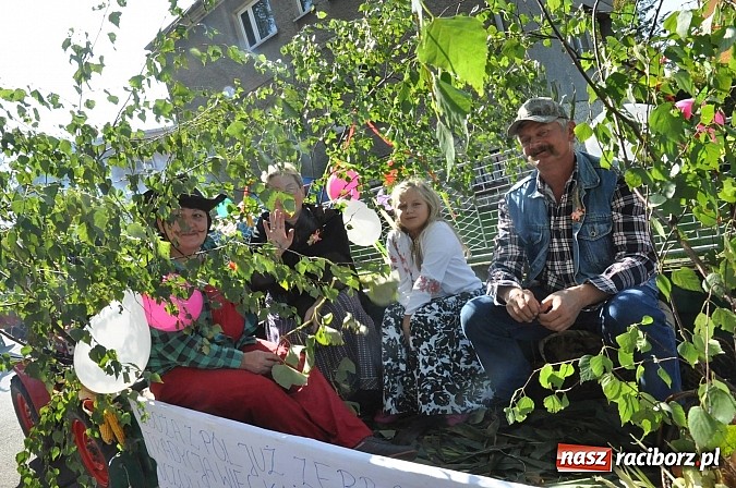 Zdjęcie w galerii na portalu naszraciborz.pl: Brzezie to potęga! Huczne dożynki miejskie 2014. Wspaniały korowód wiadomości z regionu