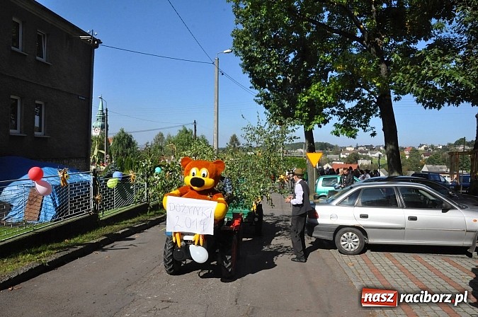 Zdjęcie w galerii na portalu naszraciborz.pl: Brzezie to potęga! Huczne dożynki miejskie 2014. Wspaniały korowód wiadomości z regionu