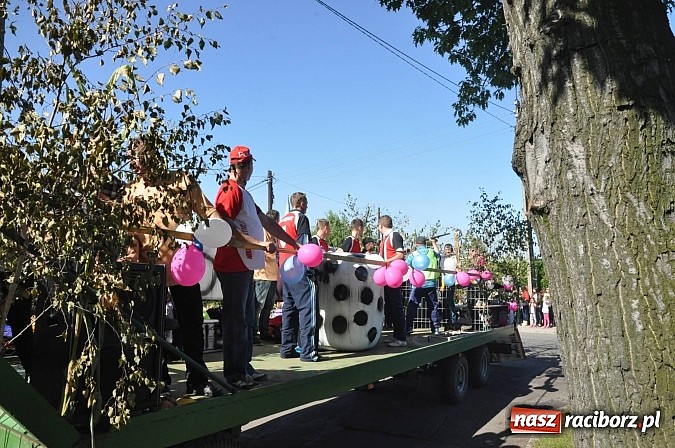 Zdjęcie w galerii na portalu naszraciborz.pl: Brzezie to potęga! Huczne dożynki miejskie 2014. Wspaniały korowód wiadomości z regionu