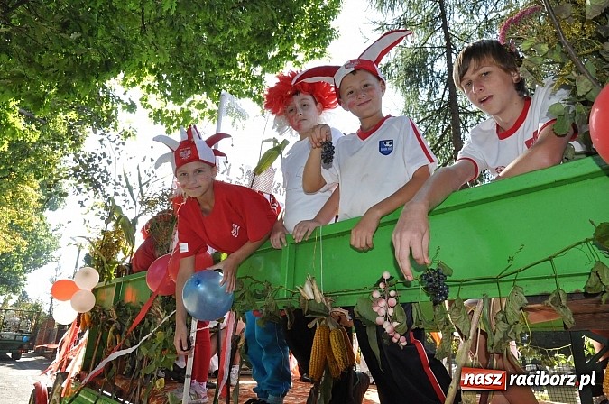 Zdjęcie w galerii na portalu naszraciborz.pl: Brzezie to potęga! Huczne dożynki miejskie 2014. Wspaniały korowód wiadomości z regionu