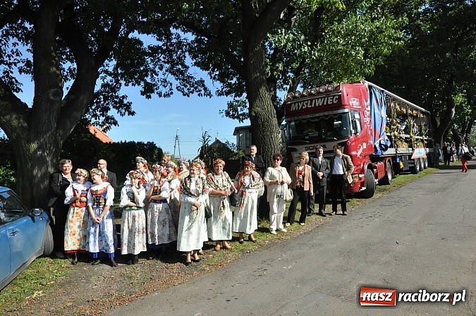 Zdjęcie w galerii na portalu naszraciborz.pl: Brzezie to potęga! Huczne dożynki miejskie 2014. Wspaniały korowód wiadomości z regionu