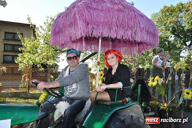 Zdjęcie w galerii na portalu naszraciborz.pl: Brzezie to potęga! Huczne dożynki miejskie 2014. Wspaniały korowód wiadomości z regionu