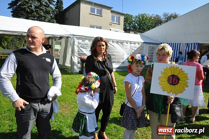 Zdjęcie w galerii na portalu naszraciborz.pl: Brzezie to potęga! Huczne dożynki miejskie 2014. Wspaniały korowód wiadomości z regionu