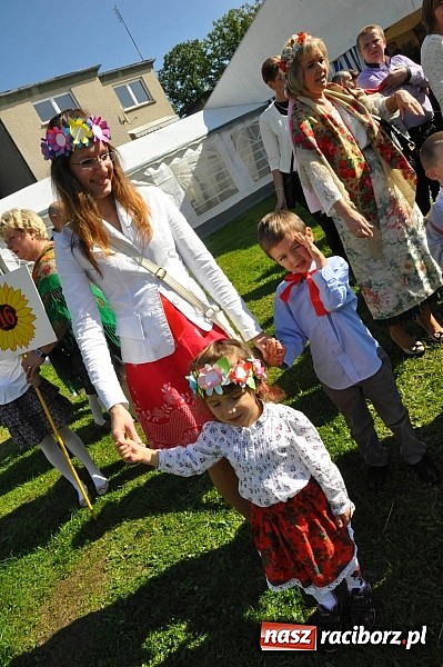 Zdjęcie w galerii na portalu naszraciborz.pl: Brzezie to potęga! Huczne dożynki miejskie 2014. Wspaniały korowód wiadomości z regionu