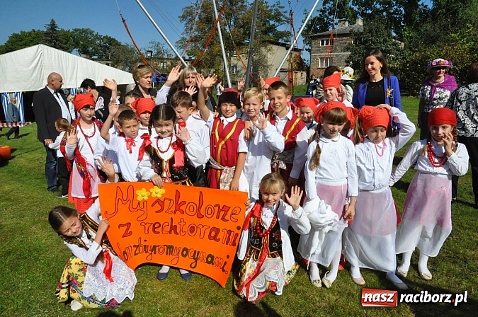 Zdjęcie w galerii na portalu naszraciborz.pl: Brzezie to potęga! Huczne dożynki miejskie 2014. Wspaniały korowód wiadomości z regionu