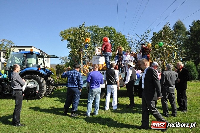 Zdjęcie w galerii na portalu naszraciborz.pl: Brzezie to potęga! Huczne dożynki miejskie 2014. Wspaniały korowód wiadomości z regionu