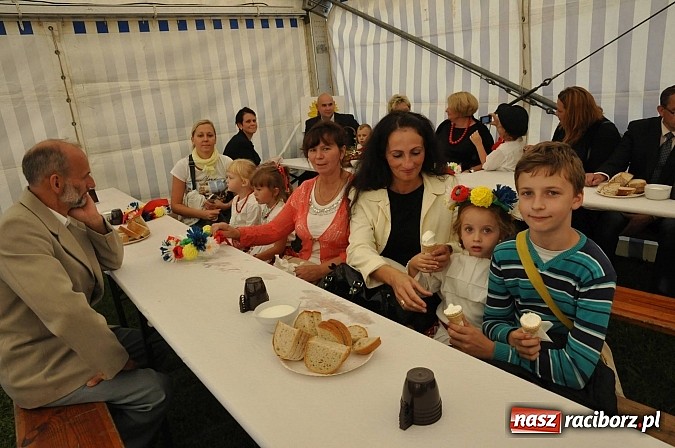 Zdjęcie w galerii na portalu naszraciborz.pl: Brzezie to potęga! Huczne dożynki miejskie 2014. Wspaniały korowód wiadomości z regionu