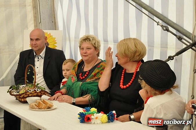 Zdjęcie w galerii na portalu naszraciborz.pl: Brzezie to potęga! Huczne dożynki miejskie 2014. Wspaniały korowód wiadomości z regionu