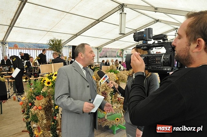 Zdjęcie w galerii na portalu naszraciborz.pl: Brzezie to potęga! Huczne dożynki miejskie 2014. Wspaniały korowód wiadomości z regionu