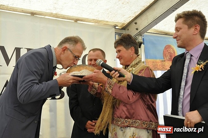 Zdjęcie w galerii na portalu naszraciborz.pl: Brzezie to potęga! Huczne dożynki miejskie 2014. Wspaniały korowód wiadomości z regionu