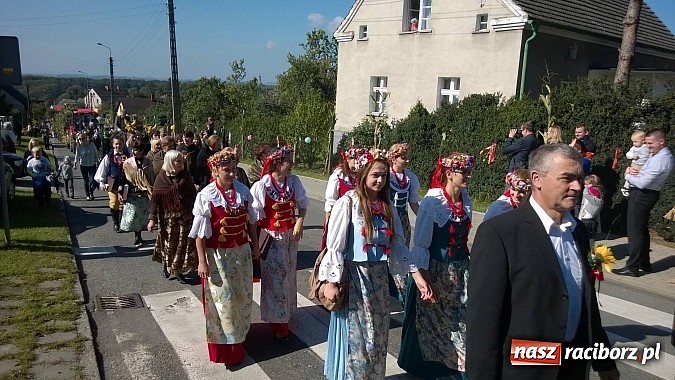 Zdjęcie w galerii na portalu naszraciborz.pl: Brzezie to potęga! Huczne dożynki miejskie 2014. Wspaniały korowód wiadomości z regionu