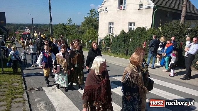 Zdjęcie w galerii na portalu naszraciborz.pl: Brzezie to potęga! Huczne dożynki miejskie 2014. Wspaniały korowód wiadomości z regionu
