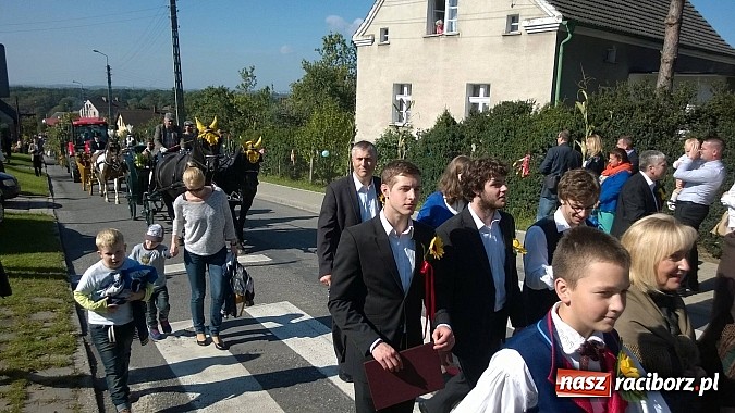 Zdjęcie w galerii na portalu naszraciborz.pl: Brzezie to potęga! Huczne dożynki miejskie 2014. Wspaniały korowód wiadomości z regionu