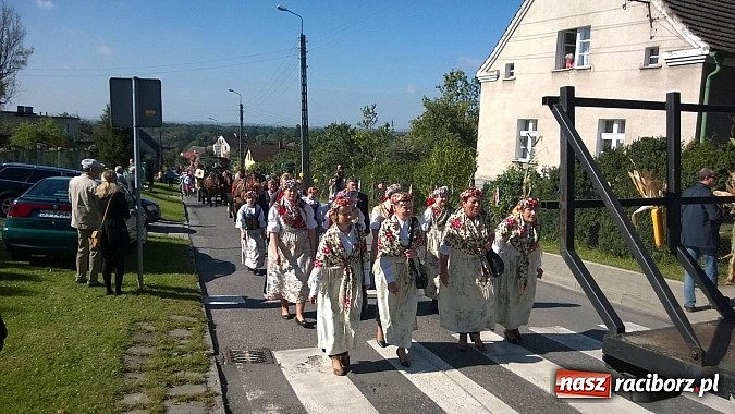 Zdjęcie w galerii na portalu naszraciborz.pl: Brzezie to potęga! Huczne dożynki miejskie 2014. Wspaniały korowód wiadomości z regionu