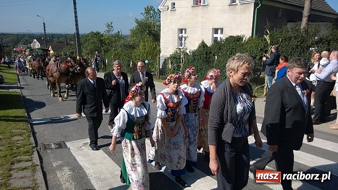Zdjęcie w galerii na portalu naszraciborz.pl: Brzezie to potęga! Huczne dożynki miejskie 2014. Wspaniały korowód wiadomości z regionu