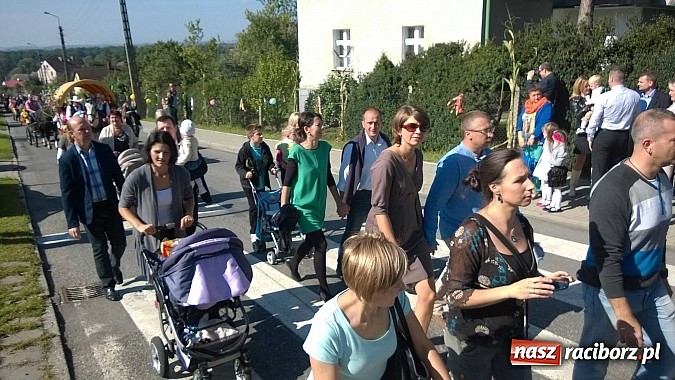 Zdjęcie w galerii na portalu naszraciborz.pl: Brzezie to potęga! Huczne dożynki miejskie 2014. Wspaniały korowód wiadomości z regionu