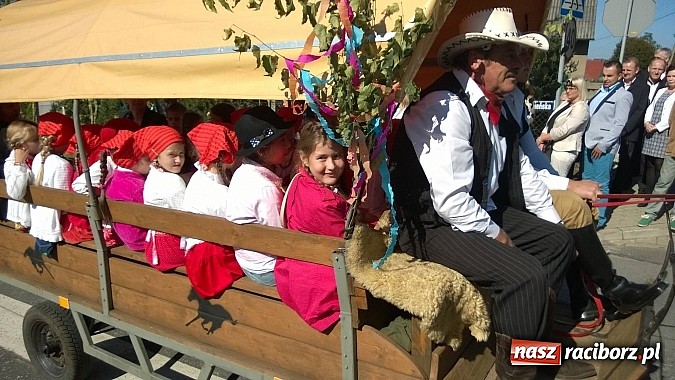 Zdjęcie w galerii na portalu naszraciborz.pl: Brzezie to potęga! Huczne dożynki miejskie 2014. Wspaniały korowód wiadomości z regionu