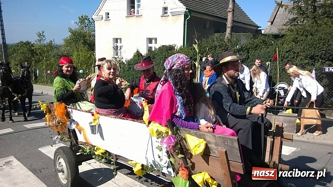Zdjęcie w galerii na portalu naszraciborz.pl: Brzezie to potęga! Huczne dożynki miejskie 2014. Wspaniały korowód wiadomości z regionu