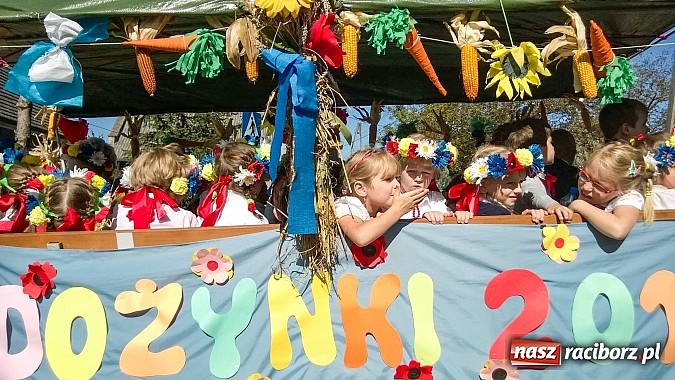 Zdjęcie w galerii na portalu naszraciborz.pl: Jadą wozy kolorowe... czyli tak się bawi Brzezie! wiadomości z regionu