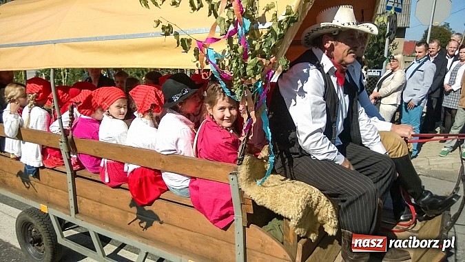Zdjęcie w galerii na portalu naszraciborz.pl: Jadą wozy kolorowe... czyli tak się bawi Brzezie! wiadomości z regionu