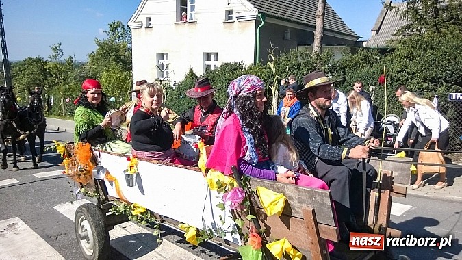 Zdjęcie w galerii na portalu naszraciborz.pl: Jadą wozy kolorowe... czyli tak się bawi Brzezie! wiadomości z regionu