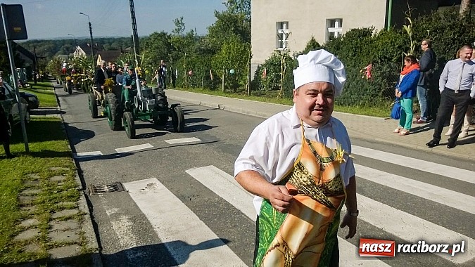 Zdjęcie w galerii na portalu naszraciborz.pl: Jadą wozy kolorowe... czyli tak się bawi Brzezie! wiadomości z regionu