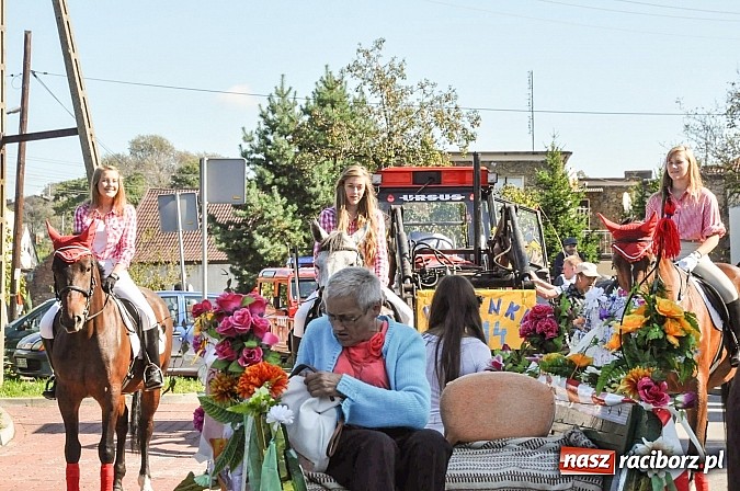 Zdjęcie w galerii na portalu naszraciborz.pl: Jadą wozy kolorowe... czyli tak się bawi Brzezie! wiadomości z regionu