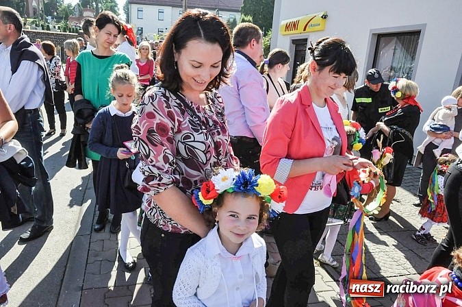 Zdjęcie w galerii na portalu naszraciborz.pl: Jadą wozy kolorowe... czyli tak się bawi Brzezie! wiadomości z regionu