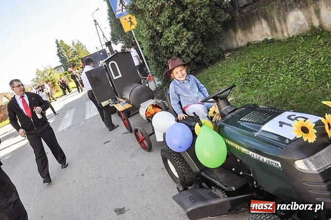 Zdjęcie w galerii na portalu naszraciborz.pl: Jadą wozy kolorowe... czyli tak się bawi Brzezie! wiadomości z regionu