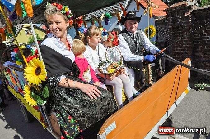 Zdjęcie w galerii na portalu naszraciborz.pl: Jadą wozy kolorowe... czyli tak się bawi Brzezie! wiadomości z regionu