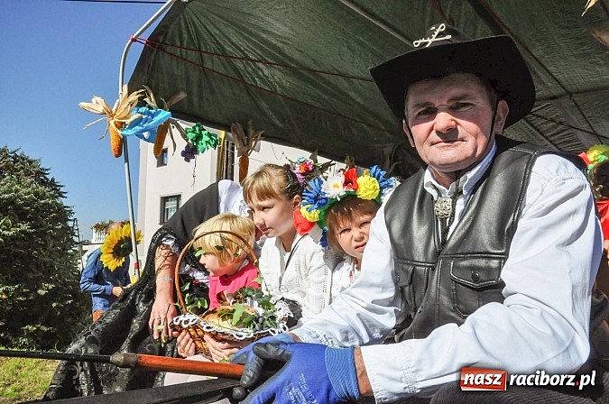 Zdjęcie w galerii na portalu naszraciborz.pl: Jadą wozy kolorowe... czyli tak się bawi Brzezie! wiadomości z regionu