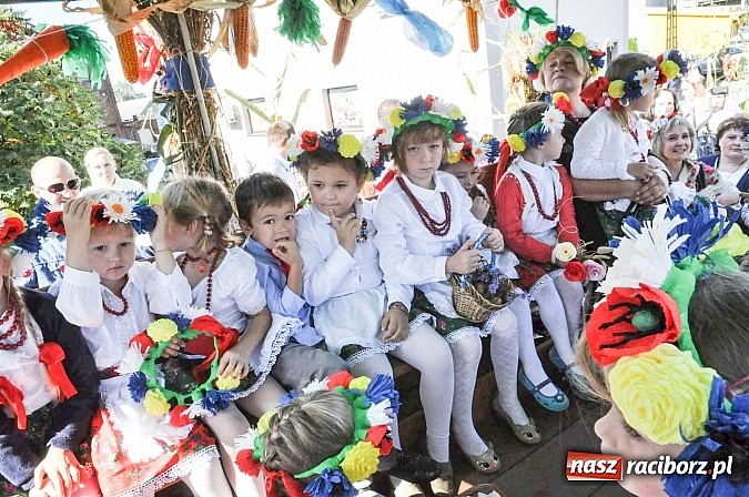 Zdjęcie w galerii na portalu naszraciborz.pl: Jadą wozy kolorowe... czyli tak się bawi Brzezie! wiadomości z regionu