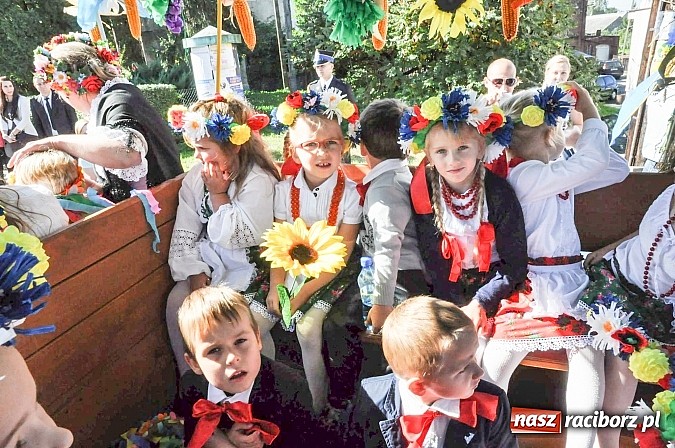 Zdjęcie w galerii na portalu naszraciborz.pl: Jadą wozy kolorowe... czyli tak się bawi Brzezie! wiadomości z regionu