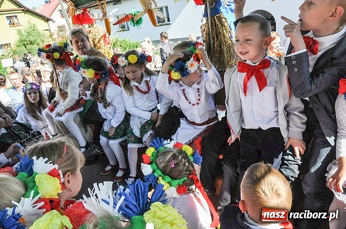 Zdjęcie w galerii na portalu naszraciborz.pl: Jadą wozy kolorowe... czyli tak się bawi Brzezie! wiadomości z regionu