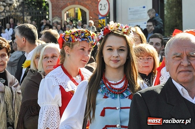 Zdjęcie w galerii na portalu naszraciborz.pl: Jadą wozy kolorowe... czyli tak się bawi Brzezie! wiadomości z regionu
