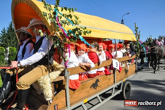 Zdjęcie w galerii na portalu naszraciborz.pl: Jadą wozy kolorowe... czyli tak się bawi Brzezie! wiadomości z regionu
